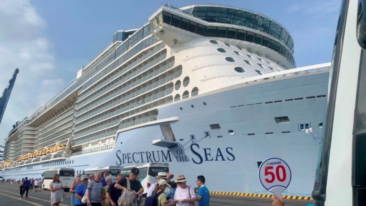 Luxury cruise ship brings over 4,000 visitors to Vietnam